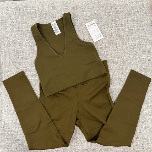 NWT Athleta Aurora Seamless Plunge Olive Ribbed Cropped Rib Tank Sports Bra - Picture 10 of 11